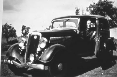 Douwe Rijpkema in zijn Ford
Deze oude Ford werd ook gebruikt om met de meisje's uit de buurt te gaan dansen in de Bloemenveiling te Aalsmeer. Er moest dan altijd een emmer met lang touw mee, want door de vracht begon de motor te koken, dan moest er water bij worden gegooid, dat werd dan geschept uit de sloot.

