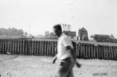Jan Voorneveld, met op de achtergrond links de boerderij van Henk Beuker met daarnaast die van de Pijper
Jan Voorneveld was vee- en vracht rijder met daarnaast veehouder
(vooral varkensmester), getrouwd met Corrie Hesp. Als hij bij zijn varkens liep dacht hij: "Als je varkens voert dan krijg je spek, en als je vrouwen voert dan krijg je .........(trek)". Jan overleed in september 1995.

