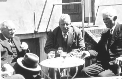 Het dagelijks bestuur van de polder "Nieuwe Bullewijk"
v.l.n.r Bart Hogenhout, Hr Boogaard (technisch adviseur), en Dirk Hoogvliet. B. Hogenhout was boer op de Korte dwarsweg.

