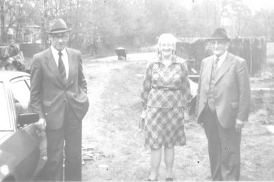 Links P. Hogenhout op het bedrijf van het echtpaar van Wieringen te Amstelveen
Hij was een zoon van Bart Hogenhout, en was vrijgezel. Hij had in zijn jeugd T.B.C gehad en woonde samen met zijn zuster in Ouderkerk. Hij hield iedere dinsdagmorgen in Purmerend op de markt zitting. Hij handelde in ruwvoer, vooral aardappelvezels. 
P. Hogenhout geboren 25-08-1915 overleden 25-08-1997.

