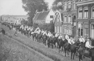 Het inhalen van Eef Kars en echtgenote bij hun terug keer uit Duitsland, na de bevrijding in 1945
Foto genomen op de Ringdijk Watergraafsmeer.

