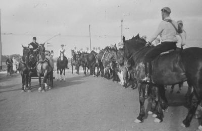 Het inhalen van Eef Kars en echtgenote bij hun terug keer uit Duitsland, na de bevrijding in 1945
Foto genomen in Amsterdam.
