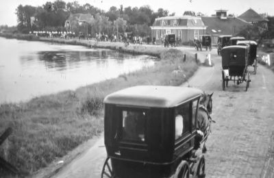 Het inhalen van Eef Kars en echtgenote bij hun terug keer uit Duitsland, na de bevrijding in 1945
Langs de Amstel.
