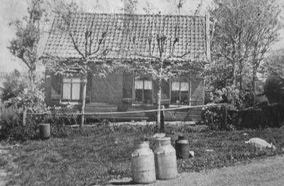 Begin van de Zwetskade en de Middenweg
De Zwetskade ( de kaai) is de grens tussen de Oude- en Nieuwe Bullewijk. De kaai was onbewoond tot de "Kazerne". In de winter alleen lopende bereikbaar en s'zomers per fiets en paard en wagen. Dit huisje is gesloopt in 1950 en herbouwd. Het werd bewoond door de familie Bak.

