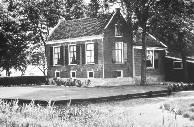 Boerderij van G. Zadelhof aan de Middenweg
