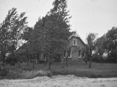 Boerderij van Herman Boogaard aan de Middenweg
Gezien vanaf de Amstelweg.

