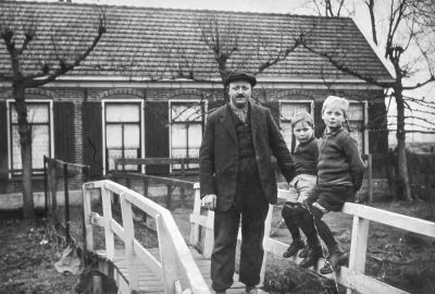 Huisje tegenover Herman Boogaard aan de Middenweg
Op de foto Jacobus de Groot sr, Corrie en Henk de Groot. De Groot was kalveren knors (veehandel) en noodslachter. Hij had open T.B.C. aan zijn rechter hand. (verband).

