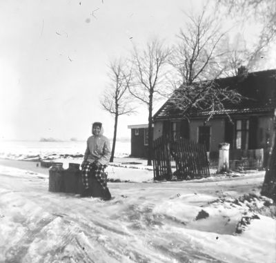 Boerderij van P. Bon aan de Amstelweg, januari 1959
Met Jopie Bon. Deze was toen over uit Canada.

