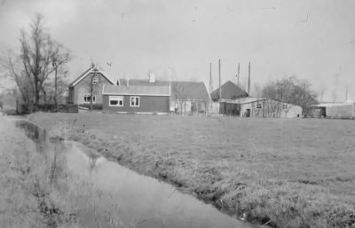 Boerderij van C. Buys sr. aan de Amstelweg
In 1966 moest de familie Buys verhuizen. Cornelis Buys sr en zijn zoon Cornelis jr naar de Kanaaldijk 12, Jisp. Cornelis sr getrouwd met Aagje den Hartog ging nadat zijn vrouw was overleden naar zijn dochter aan het Oudelandsdijkje te Jisp.

