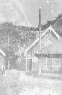 De achterkant van toen nog de boerderij van van de Marel aan de Amstelweg (+/- 1920)
Op deze boerderij heeft de familie van de Marel 65 jaar gewoond. Hij werd in 1934 publiek geveild. Op de foto P. van de Marel.

