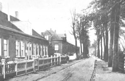 Ouderkerkerlaan.
Rechts de ingang naar de drie huisjes genaamd " Clarensteijn ", dat vroeger vermoedelijk de naam was van een buitenplaats, links Openbare Lagere school.
