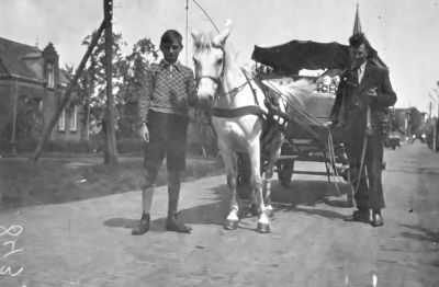  C. Woud (rechts) had een groentenwinkel aan de Wilhelmina kade (1934). J. Melgers (links) de zoon van de brugwachter.
Links boerderij " Rundervreugd " met daarvoor het pad naar de boerderij " Kerkzicht " van W. van Sijtveld, later G. Kreuger.
