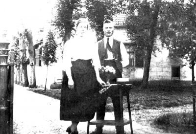 Boerderij "Ons Genoegen" (1923). C.A den Hartog en Mw. den Hartog-Hoefman.
Na het passeren van de boerderijen: " De Stenen Kamer " van B. Vedder en " Nooit Gedacht" van A. de Jong, komt " Altijd Zorg " van J.J. Aldersebaes.
