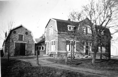 Boerderij " Altijd Zorg " van J.J. Aldersebaes, later H.K. Aldersebaes, Ouderkerkerlaan 122 (zondag 24 januari 1954).
