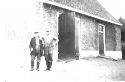 Op het erf van boerderij " Strandvliet ".
Links: H. de Bruijn, vaste werkman bij G. van de Vaart, was tevens een zwager van hem, de vrouwen waren zusters, hij woonde in de 2e Atjehstraat 51 hs te Amsterdam. Rechts: Jan Nelis, deze werkte bij de " Kolk " aan de Straatweg.
