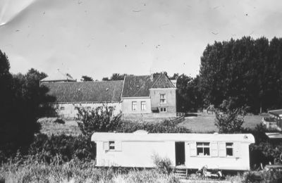 Boerderij " Strandvliet ", voor de sloop.
Woonwagen bewoond door Jaap Terpstra en Annie van Vliet. Jaap Terpstra was schapenhandelaar; hij is van hier naar Abcoude verhuisd. Op de plaats waar boerderij " Strandvliet " stond is nu station " Duivendrecht ".
