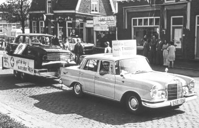 Laatste puntje van de gemeente Weesperkarspel.
Met de huisnummers 40, 41 en 42 aan de Rijksstraatweg met auto verhuur/garage.
