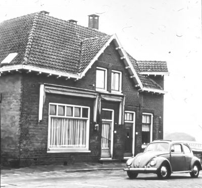 Rijksstraatweg met het huis van slager Walbeek. (reeds gesloten) en het huis van Karel Snel. 
Deze laatste handelde in veevoeders, hij had zijn depot op de " Gaasp ".
