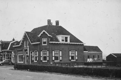 Rijksstraatweg met het huis van Karel Snel, met daarnaast het huis van slager Walbeek.
