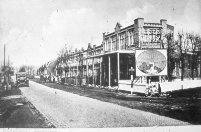 Diemerlaan hoek Rijksstraatweg, cafe Spruijt, daarna " Motex ".
