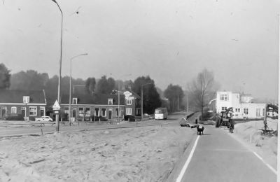 Rijksstraatweg.
Links Ouderkerkerlaan, met rechts de " Motex ", voorheen met ingang aan de Diemerlaan, (Café Spruijt, daarna confectie bedrijf). De bus rijdt op de Rijksstraatweg.
