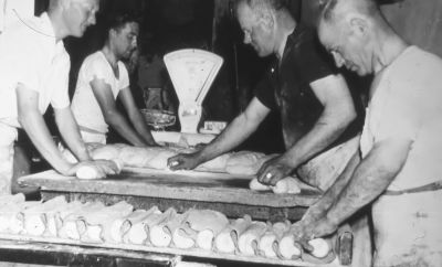 Bakkerij " De Hoop ", oudere man is Janus Vermey.
