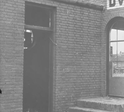 Vernield seinhuis in de spoorlijn Amsterdam – Utrecht, nabij Duivendrecht, na de tweede wereld oorlog.
