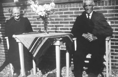 Voor het spoorhuis in Duivendrecht, Mw. van Dijk van Zijtveld en Wouter van Dijk.
