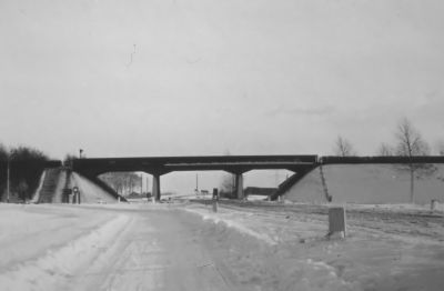 Viaduct over de Rijksweg.
Links naar Diemen, rechts naar Ouderkerk gezien vanaf Duivendrecht, deze weg heet de Burgemeester Stramanweg. Als men onder het viaduct door was had men rechts de munitie magazijnen aan de Abcouderstraatweg.
