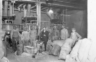 Binnen in de meelfabriek "de Gaasp" (1931)
Boekhouder van Stigt en personeel, links Freek Eikelhof.
