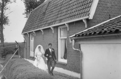 Huis aan de "Varkensbuurt"
Bewoond door links de familie Dokter en rechts de familie van Zanten.
Op de foto tevens het laatste bruidje van de "Varkensbuurt" Ans Dokter.

