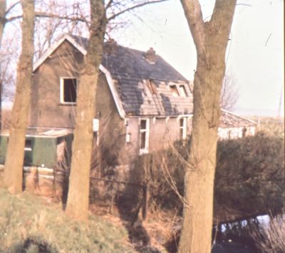 De "Varkensbuurt" voor de sloop
Op de "Varkensbuurt" hebben de navolgende familie's en personen gewoond. Mw. Oosting, L. van de Vent, Fam. Bareveld, J. Zanting, 
Fam de Knecht, G. van de Neut, Fam van de Bunt, J.C de Vries, Fam. Kreuger, C. Hagen, Fam. Dokter,  Fam. van Zanten en de Fam. van Vessum.

