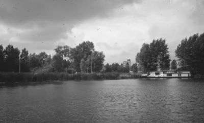 Gezicht vanaf de Weespertrekvaart naar waar vroeger "de Gaasp" en de "Varkensbuurt" stonden
Alles is weg.
