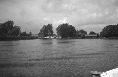 Gezicht vanaf de Weespertrekvaart naar waar vroeger "de Gaasp" en de "Varkensbuurt" stonden
Alles is weg.
