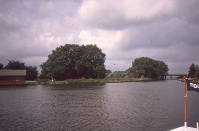 Gezicht vanaf de Weespertrekvaart naar waar vroeger "de Gaasp" en de "Varkensbuurt" stonden
Op de achtergrond het viaduct van de Gaasperdammerweg. Deze ligt over de voormalige "Varkensbuurt". Op de plek zonder bomen stond meelfabriek "de Gaasp".

