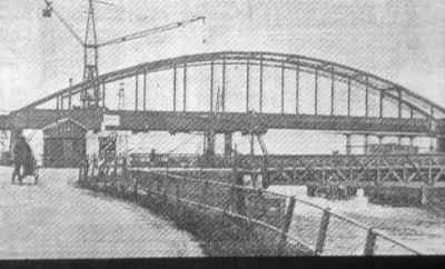 De nieuwe hoge brug
Net klaar, nog niet in gebruik. Op de voorgrond nog de oude draaibrug.
