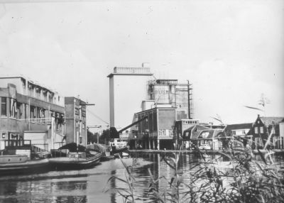 Gezicht op "Geinbrug"
Later werd de naam van het dorp veranderd in "Driemond", vernoemd naar het grote buitenhuis, dat vroeger stond op de plaats waar nu de begraafplaats ligt.
