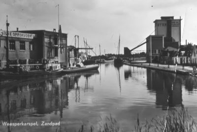 Gezicht op de "Geinbrug
Met als belangrijkste herkenningspunten de veevoederfabrieken van P.Sluis en Otten.
