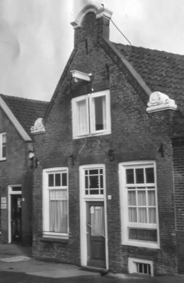 De inmiddels gesloten winkel en bakkerij van J. Smit
Met links de fietsenzaak van van Schaik. Dit huis en winkel is gebouwd na afbraak van de woning van van Beek. Geboorte huis van G.J. van Beek. 
