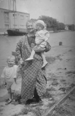 Opoe van Beek
van Hendrik van Beek, met op haar arm Hennie van Beek voor de woning op het Zandpad, later gesloopt.
