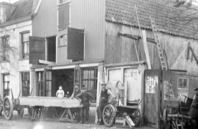 Timmerwerkplaats van Egbert de Groot, vanaf 1911
Voordien was het Moolhuizen. Aan de schutting zit een tijdenbord van de bootdienst "Vecht en Zaan". In Geinbrug heette dit "het bootje van half vier". Het had een veerdienst tussen Loenen en Amsterdam.
