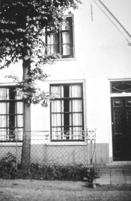 Het huisje van Dirk de Rooy, dat stond tegen de winkel van Bleyenberg
Dit werd gesloopt en op de plaats werd een nieuwe woning neergezet en bewoond door P. de Groot, zoon van Egbert de Groot
