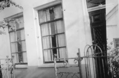 Het huisje van Dirk de Rooy, tegen de winkel van Bleyenberg
Dit werd gesloopt en op de plaats een nieuwe woning neergezet en bewoond door P. de Groot, zoon van Egbert de Groot.
