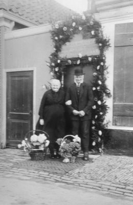 Dirk de Rooy en Aartje Vismeijer
50 jaar getrouwd voor hun woning. In het uiterste hoekje (links) de winkel van Bleyenberg.
