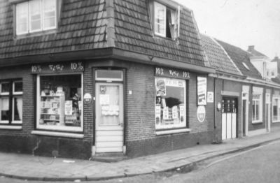 V.E.G.E (kruideniers)
De winkel werd bewoond en beheerd door J. Meester daarna door G. Spek.
