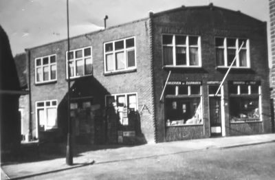 Burgemeester Bletzstraat met de groentenwinkel van Maarten Breed
