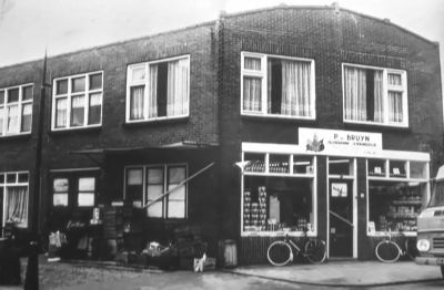 Burgemeester Bletzstraat, met de groentenwinkel van P. de Bruin.
