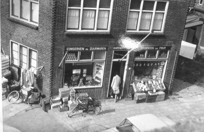 Burgemeester Bletzstraat, met de groentenwinkel van P. de Bruin.
