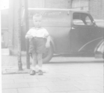 Auto van J. Millenaar met zoon Sjors
Op de achtergrond de fabriek van Otten.

