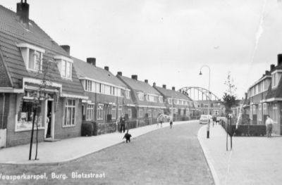 Burgemeester Bletzstraat
Met links Millenaar, met Maarten de Rooy (ongelukkig).
